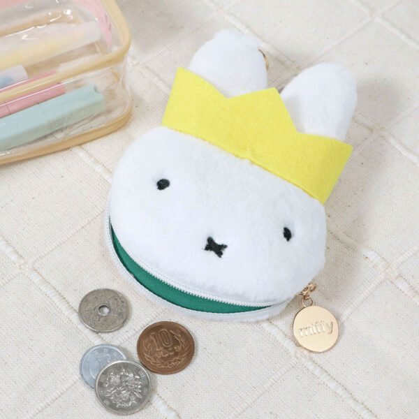 Miffy 70周年零錢包 – 皇冠造型 放在枱面，旁邊有零錢的俯視圖