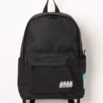 黑色背包，有一個前拉鍊口袋、兩個側口袋，前口袋右下角有四個不同顏色的Miffy 公仔。.