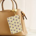 PAUL & JOE 證件套 黃色 掛在手袋的展示圖