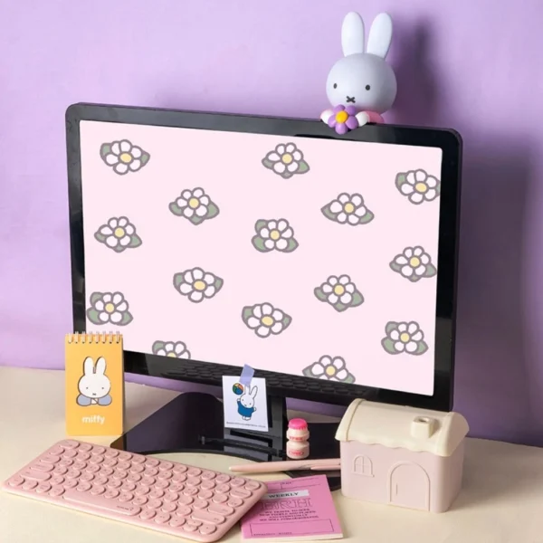 Miffy 香薰掛在螢幕頂部的遠景畫面，呈現整體辦公環境搭配效果。