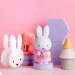 Miffy 造型螢幕掛式香薰擺放於桌面展示，可獨立站立使用。