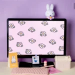 Miffy 造型香薰掛在電腦螢幕上方使用示意圖，簡約可愛造型點綴桌面空間。