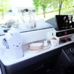 Miffy 直立式車用紙巾套 放在車內儀表板上的使用場景圖