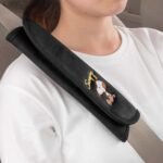 Snoopy 安全帶護墊 - 坐姿，黑色款，套在安全帶上在車上使用示範