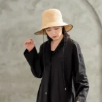模特兒在室外帶着帽的正面圖片