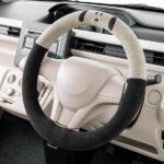 日本 Bonform Snoopy 臉方向盤套灰色款,套在方向盤上的使用場景展示