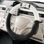 日本 Bonform Snoopy 臉方向盤套白色款套在方向盤上的使用場景展示