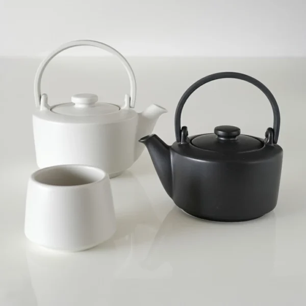 日本製 SALIU 緣 土瓶急須 400ml - 黑黑色與白色款與同系列白色茶杯放在一起