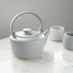 日本製 SALIU 緣 土瓶急須 400ml - 灰,與同系列茶杯放在台上