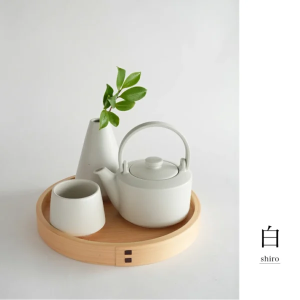 與同系列茶杯、花瓶放在圓形托盤裏面