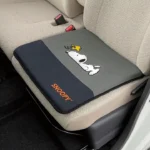 日本 BONFORM Snoopy 汽車座位坐墊，放在車內座椅上使用展示圖