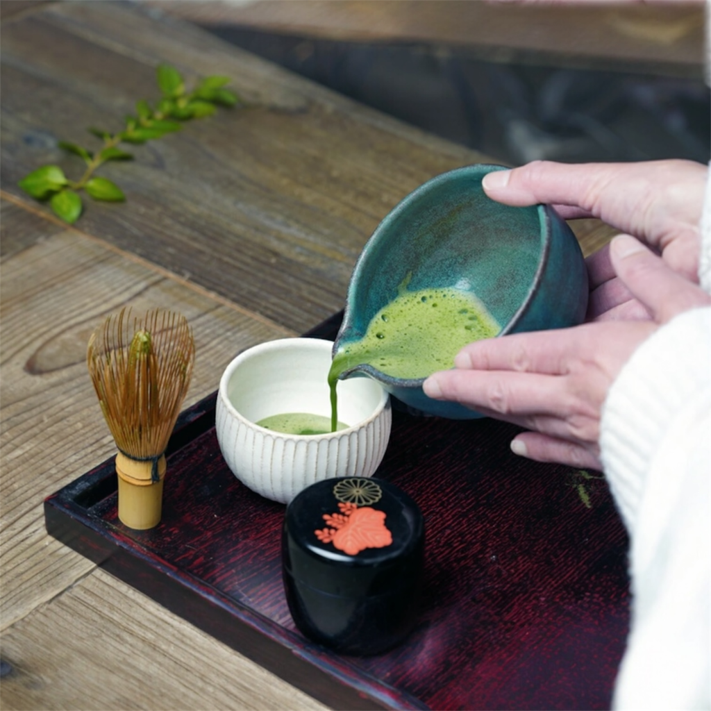 日本製 益子燒 復古土耳其藍片口抹茶碗， 用碗裝着抹茶，把抹茶倒到另一個碗裏的使用指示糖