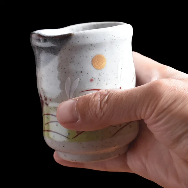 日本製 九谷燒 躍兔圖湯呑｜茶杯6 (一對裝) - 單手壓在手上的展示圖