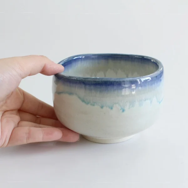 美濃燒 吳須清流抹茶碗 單手拿在手上的指示圖片