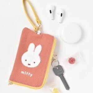Miffy 彩色刺繡鑰匙證件收納包, 周圍擺放鑰匙、耳機與小物情境展示